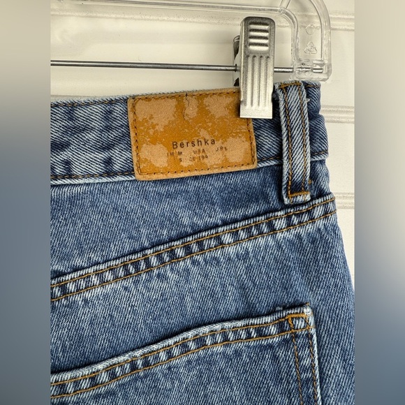 Bershka women’s straight cropped denim shorts raw hem, cutoff button up. Size 4 - Picture 4 of 6